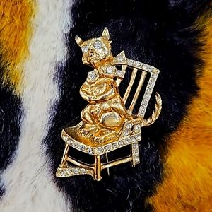 CAT SITTING ON A‎ CHAIR BLINGY BROOCH